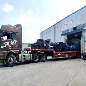 1200*1200雙齒輥破碎機(jī)(jī)，兩臺(tái)(tái)900*900軌道移動(dòng)(dòng)雙齒輥破碎機(jī)(jī)發(fā)(fā)往云南